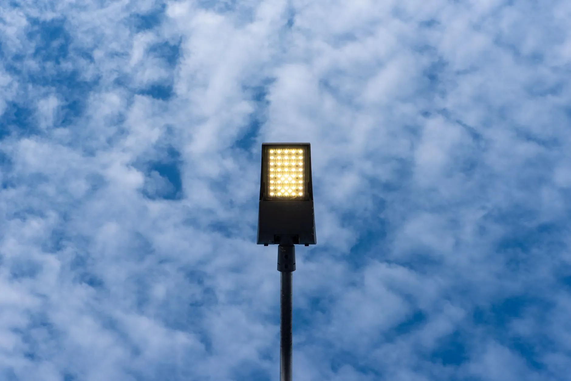 西南地区路灯节能改造方案:LED路灯替换传统钠灯的效益评估正文配图 1